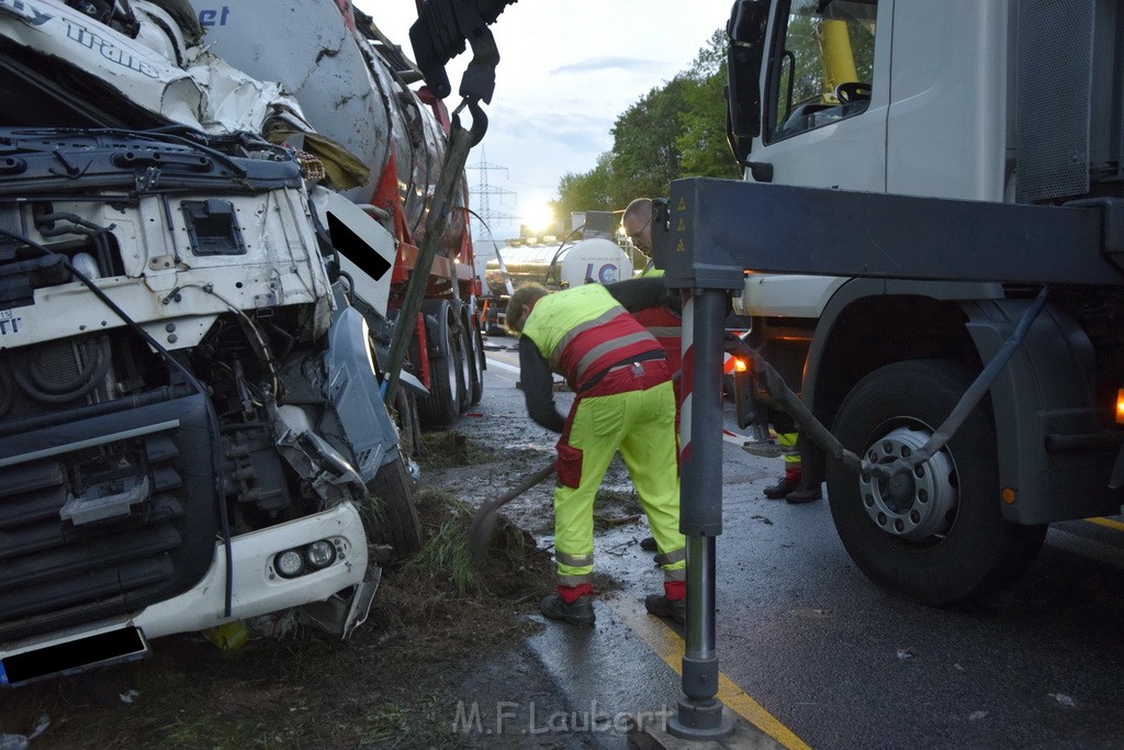 VU Gefahrgut LKW umgestuerzt A 4 Rich Koeln Hoehe AS Gummersbach P529.JPG - Miklos Laubert